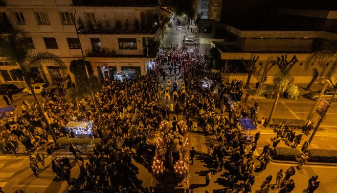 La Mortaja camino de entrar en Capuchinos, sobre las 12 de la noche.   MANU GARCÍA