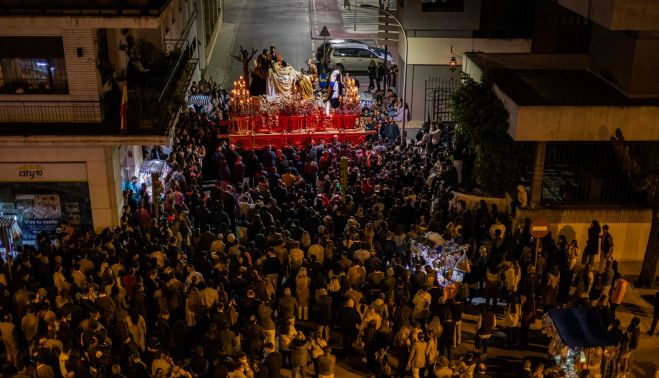 La Mortaja recogiéndose, anoche, en Capuchinos ante un gran gentío.    MANU GARCÍA