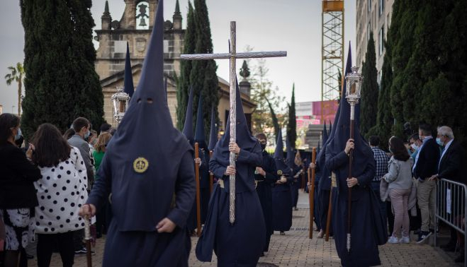 Cruz de guía del Perdón dejando atrás la ermita de Guía.   MANU GARCÍA