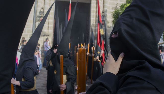 Nazarenos de Las Angustias, ejemplar cortejo.    CANDELA PEÑA