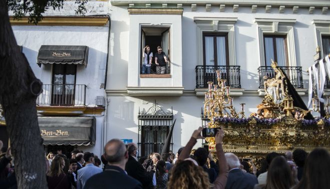 Las Angustias deja atrás su humilladero para entrar en su plaza.   CANDELA PEÑA