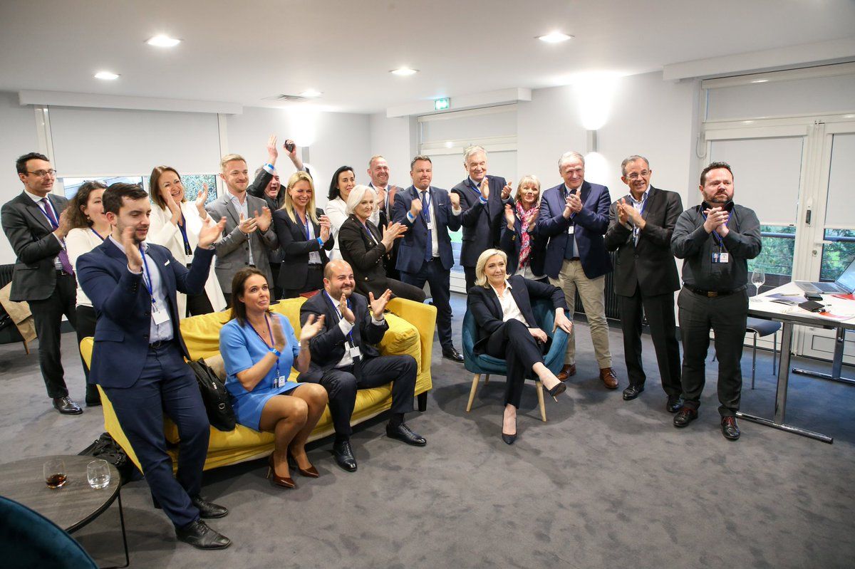 Cordón sanitario a la ultraderecha en Francia. Le Pen junto a su equipo en una foto subida por la candidata al Elíseo la pasada noche electoral en Francia.