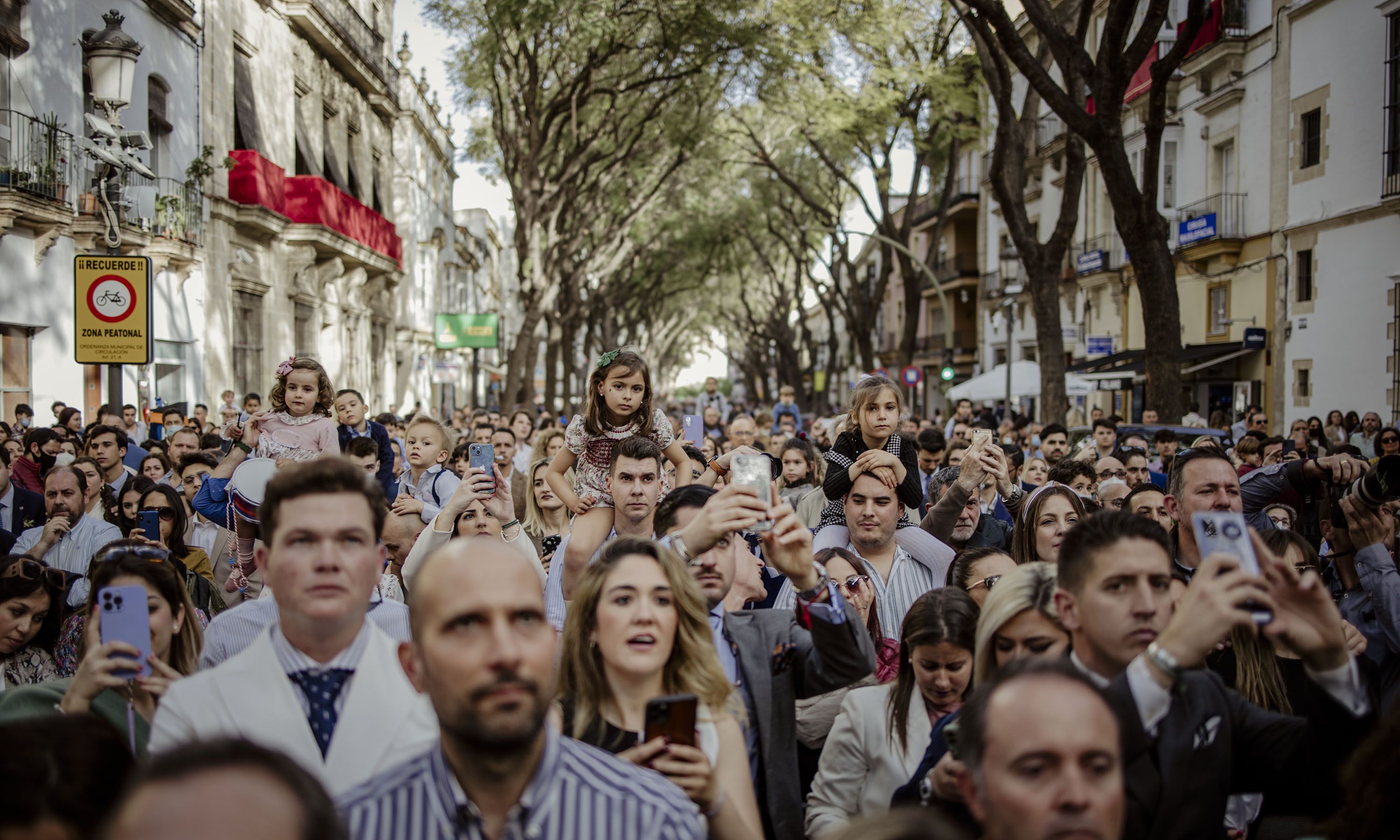 Hoy se podrían retrasar las salidas hasta dos horas y mañana, las primeras en salir, pasarían a ser las ultimas. La calle Porvera llena de público viendo entrar el Transporte en calle Gaitán.