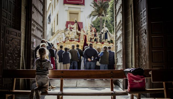 La Borriquita pasando ante la puerta de San Marcos, ayer, en señal de respeto a la hermandad.   ESTEBAN