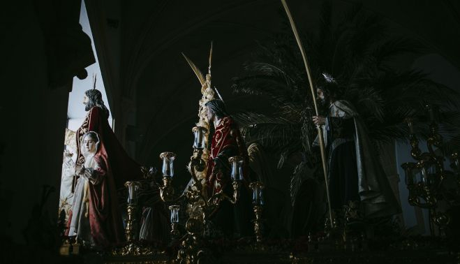 El misterio de Cristo, con los reflejos de la luz de la tarde, a punto de asomarse al patio de la Escuela .   ESTEBAN