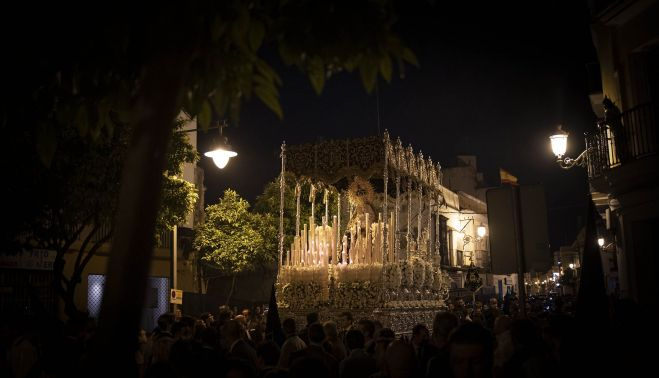 El Palio de La Paz en su Mayor Aflicción totalmente apagado a causa del levante.   ESTEBAN