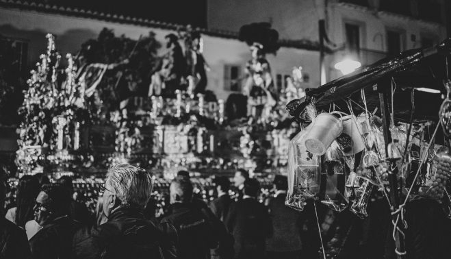 Carrito de chuches mientras pasa el  misterio de La Coronación.    ESTEBAN