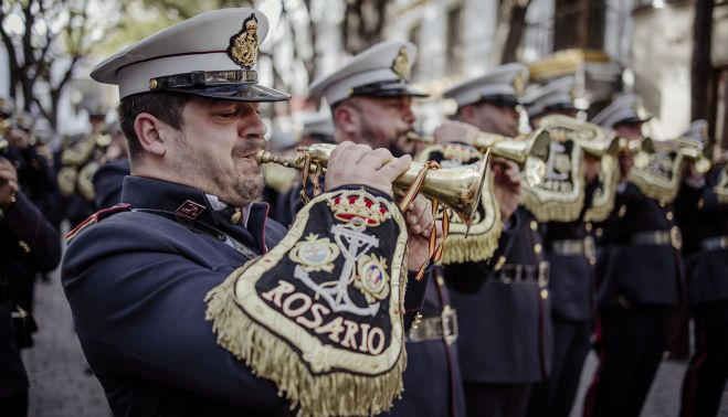 Músicos de la banda del Rosario de Cádiz interpretando una marcha tras El Consuelo.    ESTEBAN