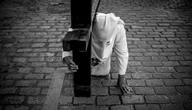 Penitencia; un Nazareno de rodillas sujetando una cruz.   ESTEBAN
