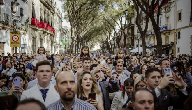 Ambiente por todo lo alto con las calles llenas; en la imagen, la Porvera con la gente esperando ver al Transporte.    ESTEBAN