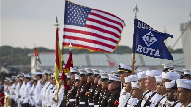 Un desfile de militares de Estados Unidos en la base naval de Rota.