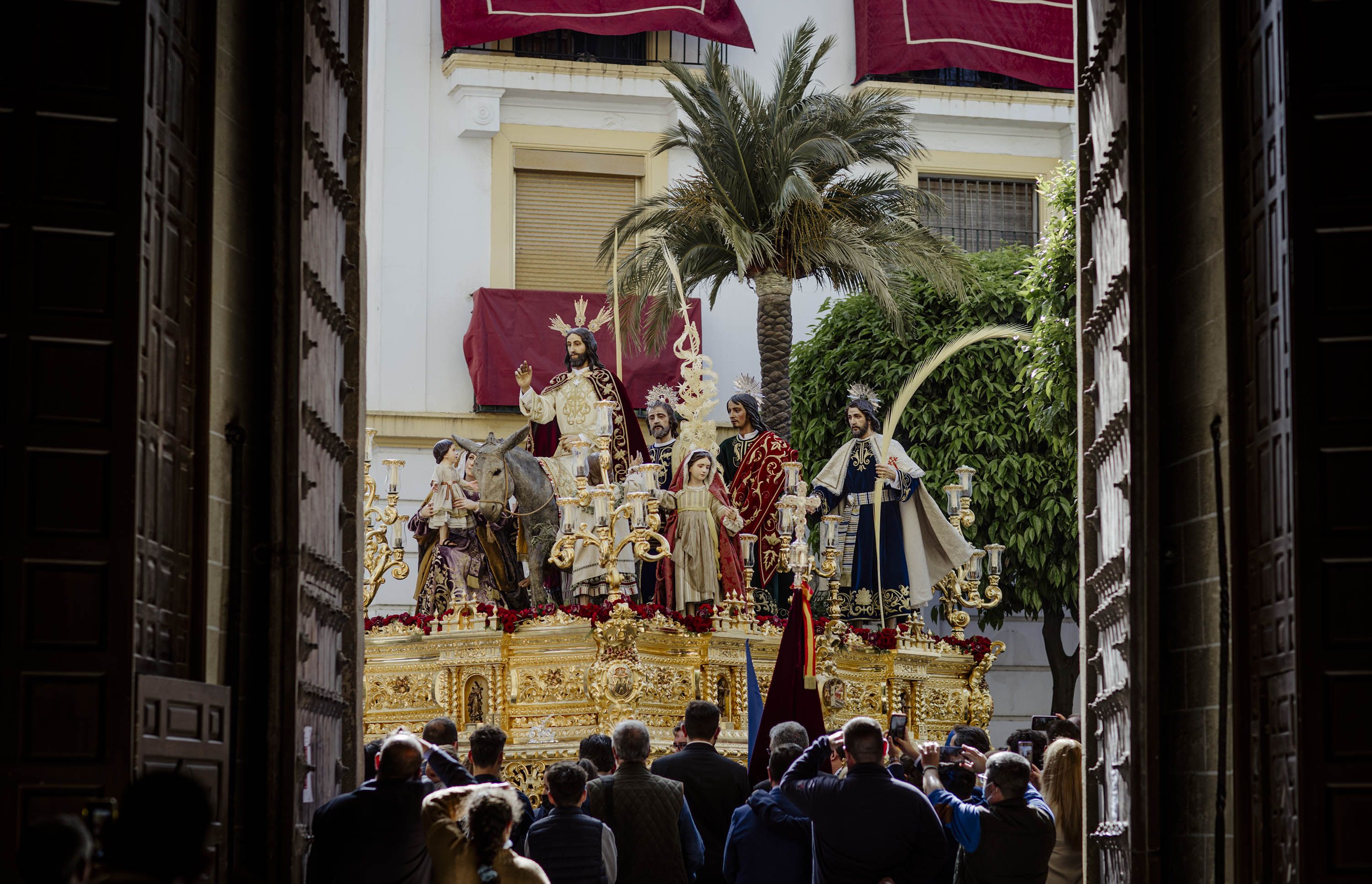El paso de la Borriquita ante las puertas abiertas de San Marcos.