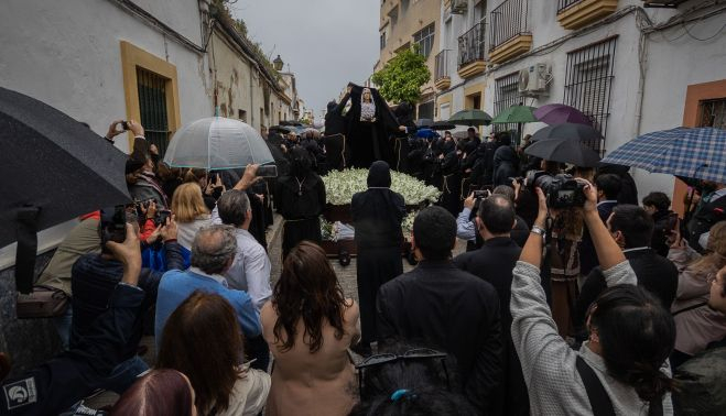 El paso de la Virgen abajo mientras que colocaban el capote de lluvia.   MANU GARCÍA