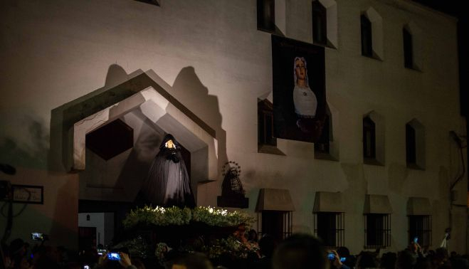 Amor y Sacrificio, ayer, cuando conseguía llegar a su templo de regreso de Santo Domingo.    MANU GARCÍA
