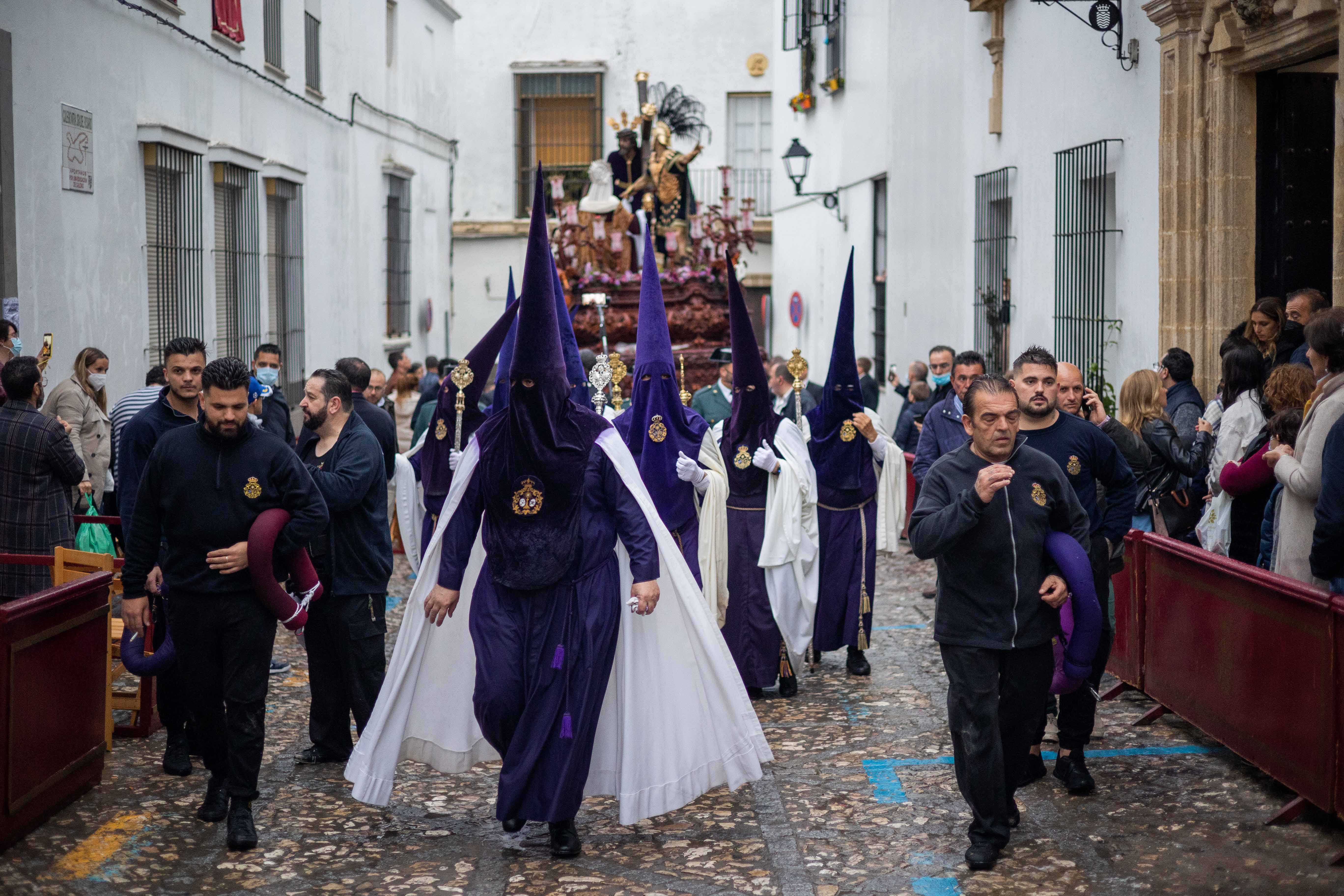 El Señor de las Misericordias por calle Visitación a paso de lluvia en una imagen de archivo.