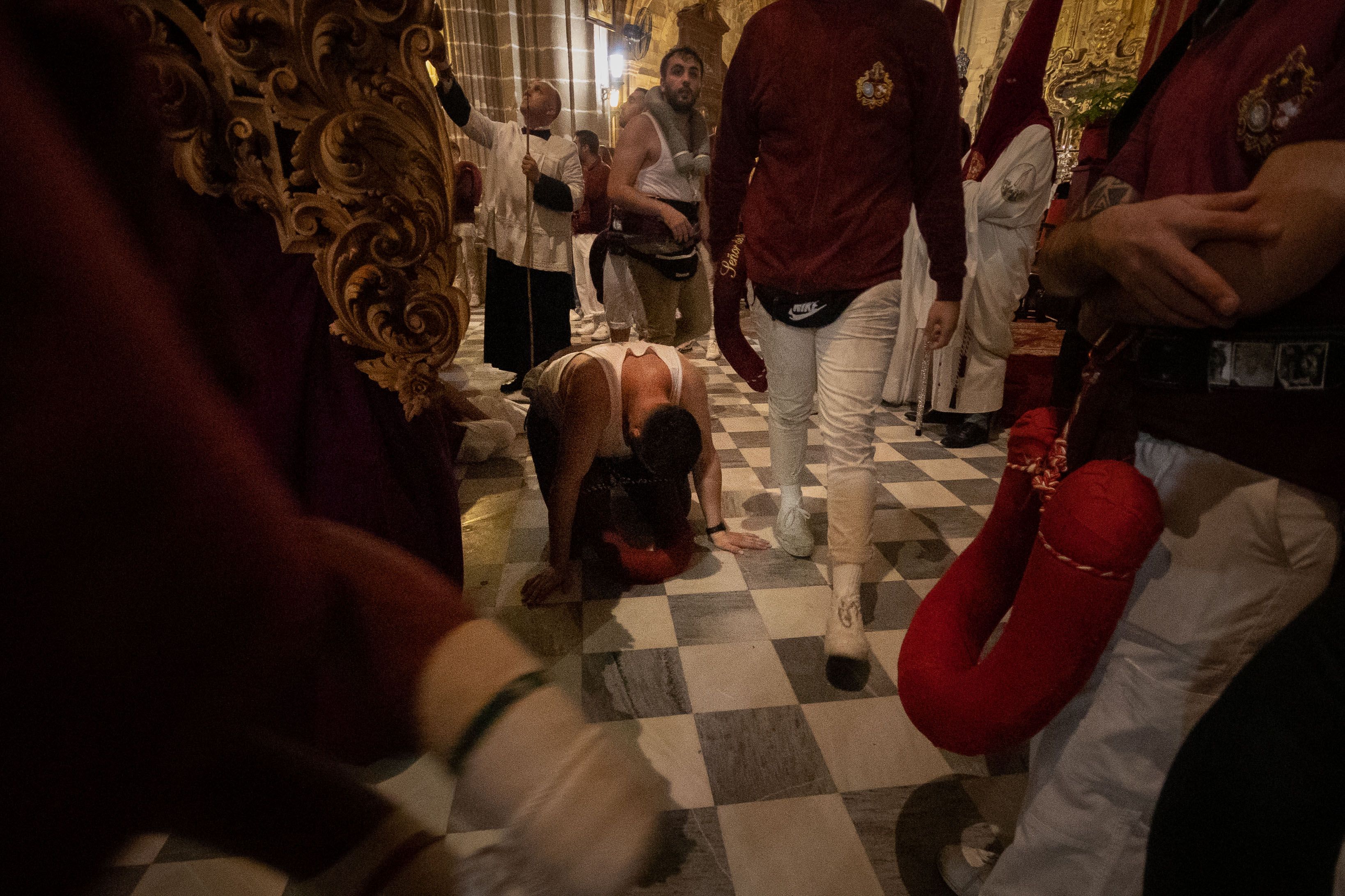 El desatino pudo sobre la razón: la lluvia rompió el Lunes Santo. Un costalero exhausto tras salir del paso del Señor de la Paz ya en la Catedral.