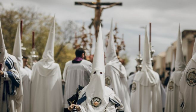 Cuando la tarde prometía, La Sed y el cortejo camino del centro.   ESTEBAN 