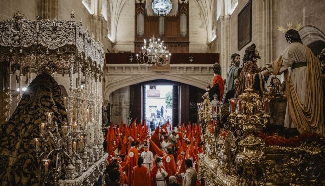 El interior de San Marcos con los pasos preparados y los nazarenos preocupados si salían o no; así final no pudo ser.   ESTEBAN