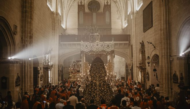 El palio de La Paz y Concordia, ayer durante del retranqueo, frente la misterio en el interior del templo a puerta cerrada. ESTEBAN