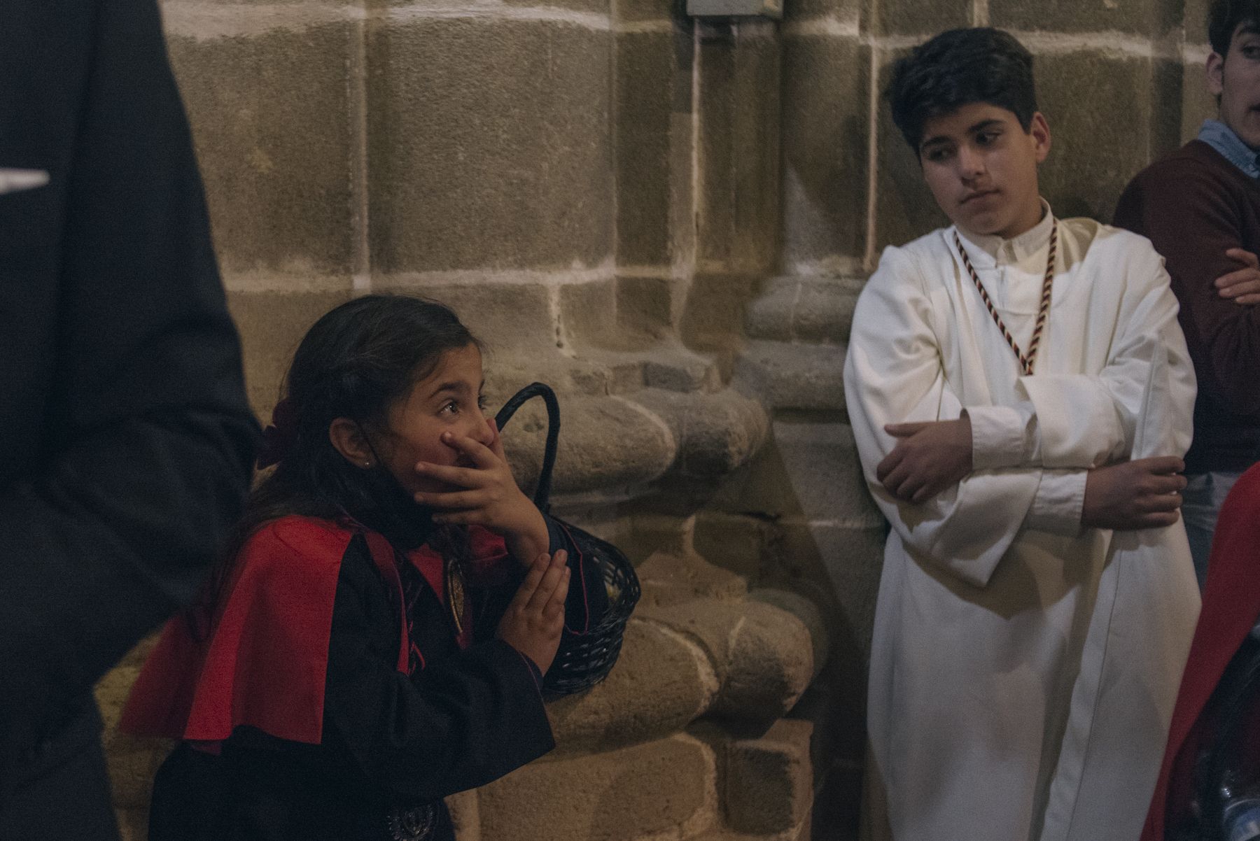 Hermanos de diferentes hermandades refugiados en la Catedral durante la lluvia