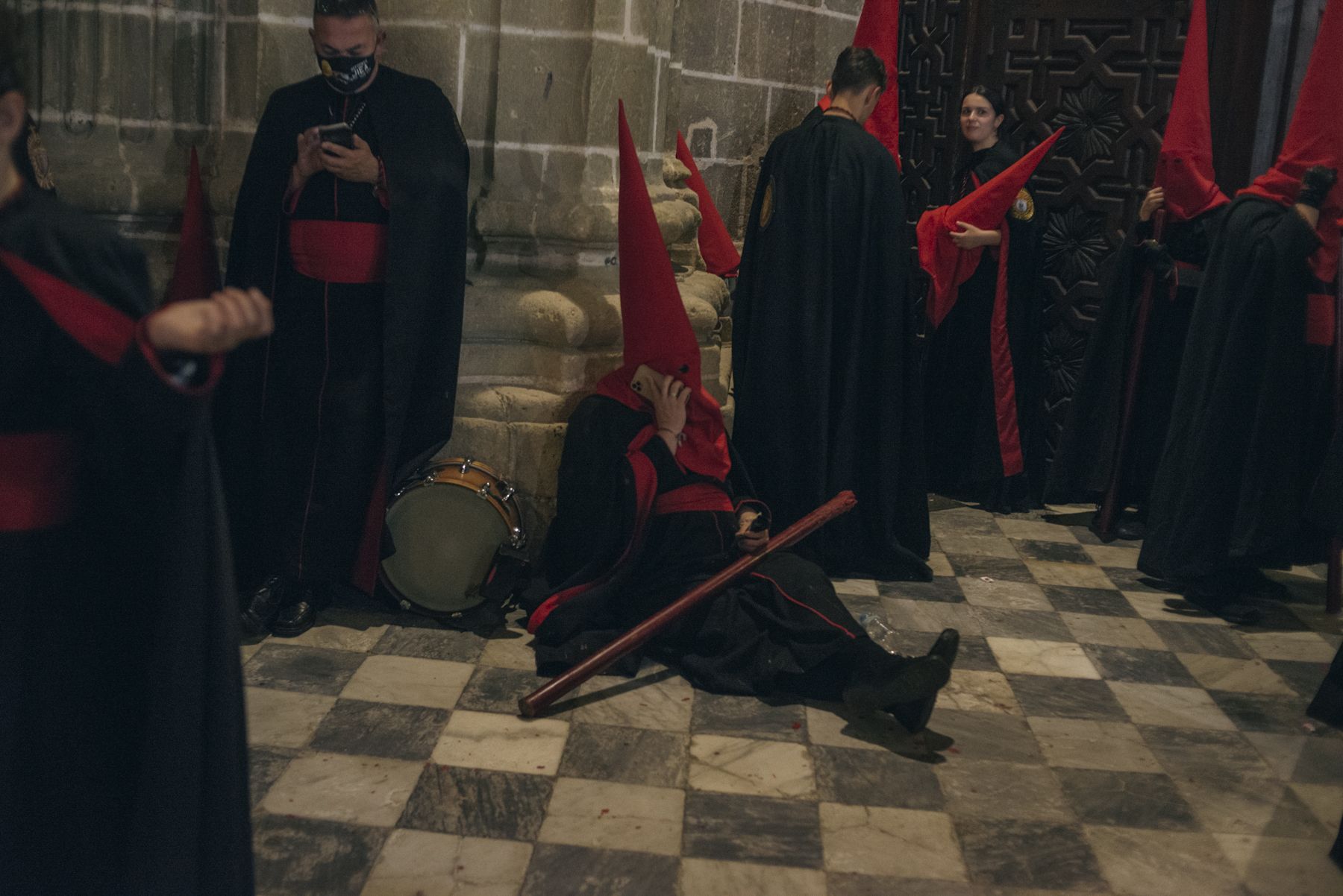 Hermanos de diferentes hermandades refugiados en la Catedral durante la lluvia