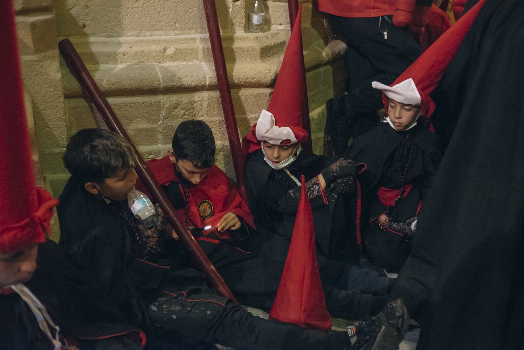 Hermanos de diferentes hermandades refugiados en la Catedral durante la lluvia