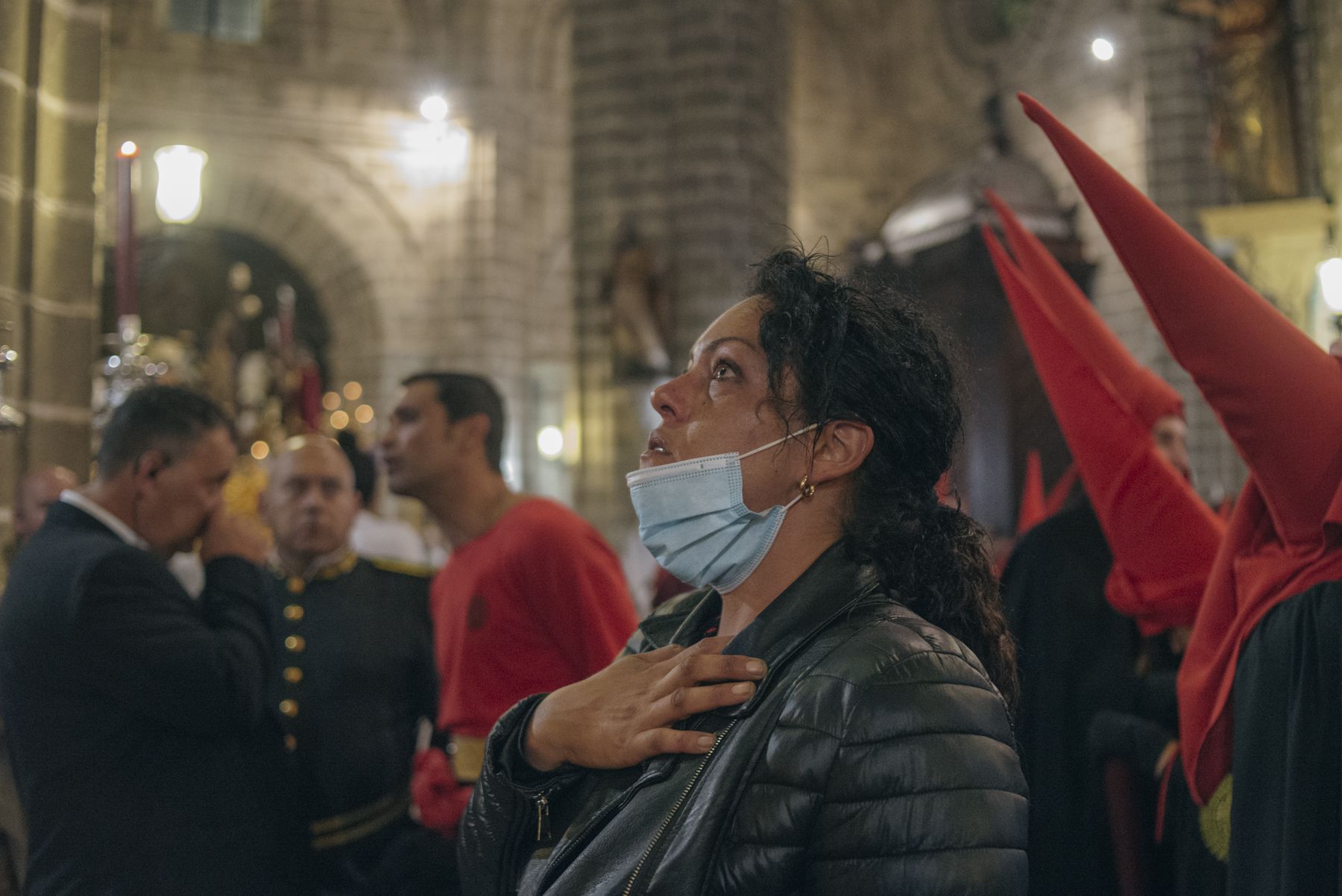 Hermanos de diferentes hermandades refugiados en la Catedral durante la lluvia