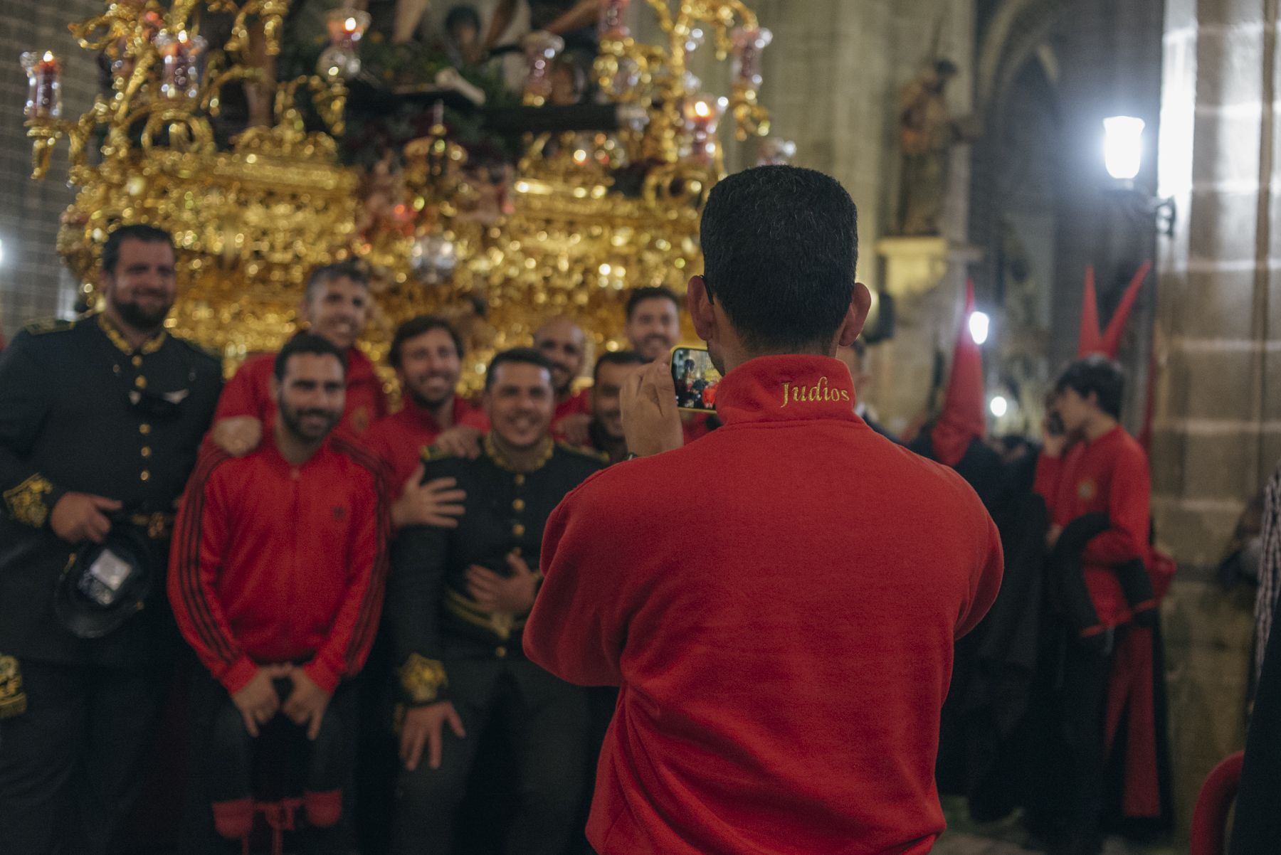 Hermanos de diferentes hermandades refugiados en la Catedral durante la lluvia