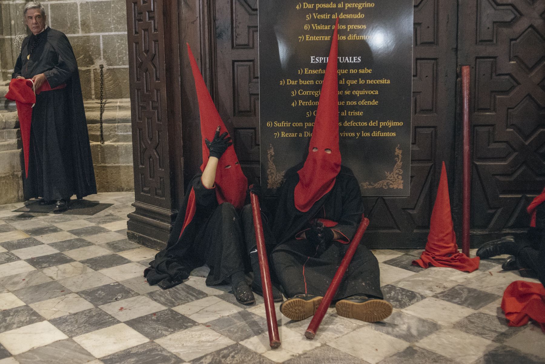 Hermanos de diferentes hermandades refugiados en la Catedral durante la lluvia
