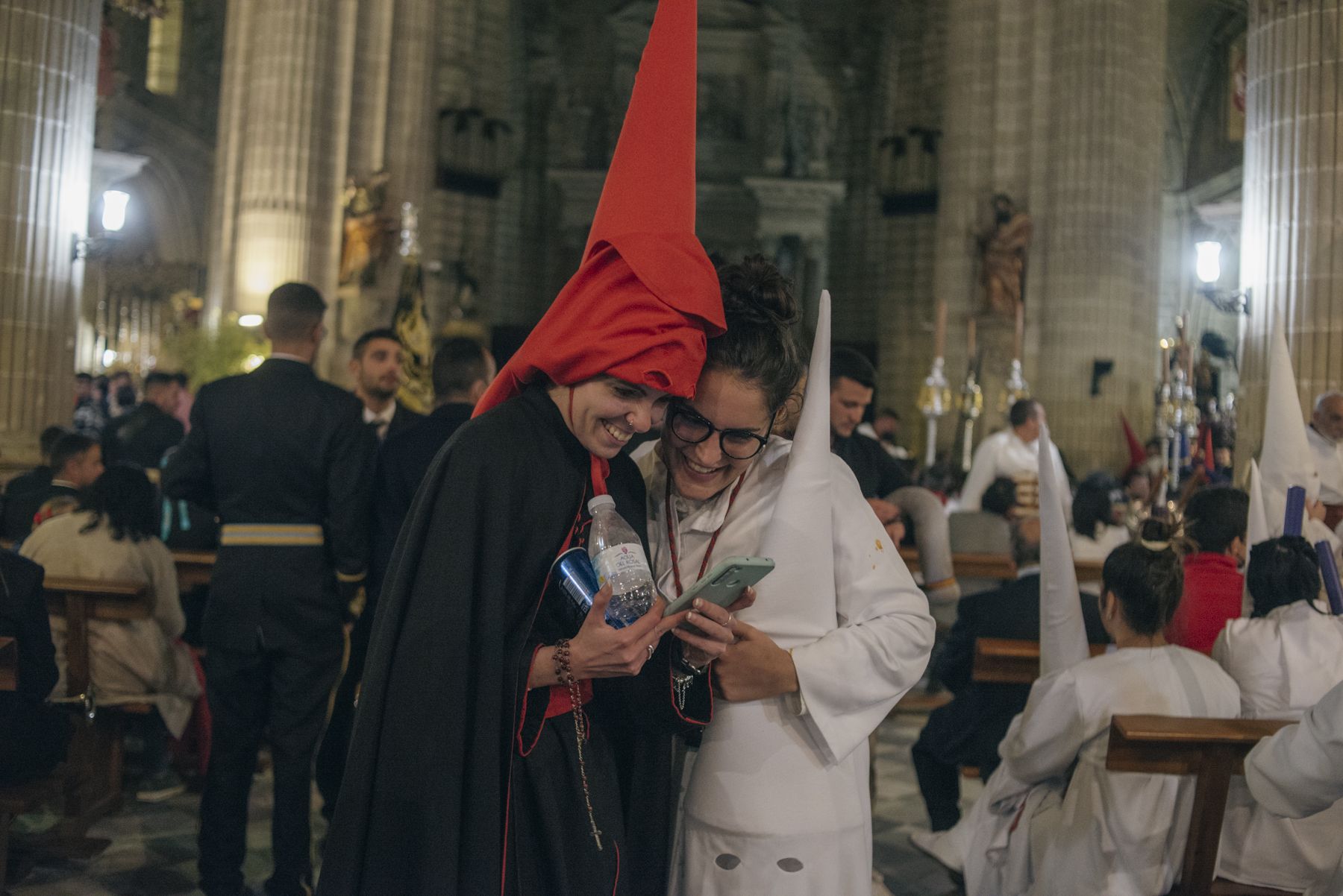 Hermanos de diferentes hermandades refugiados en la Catedral durante la lluvia