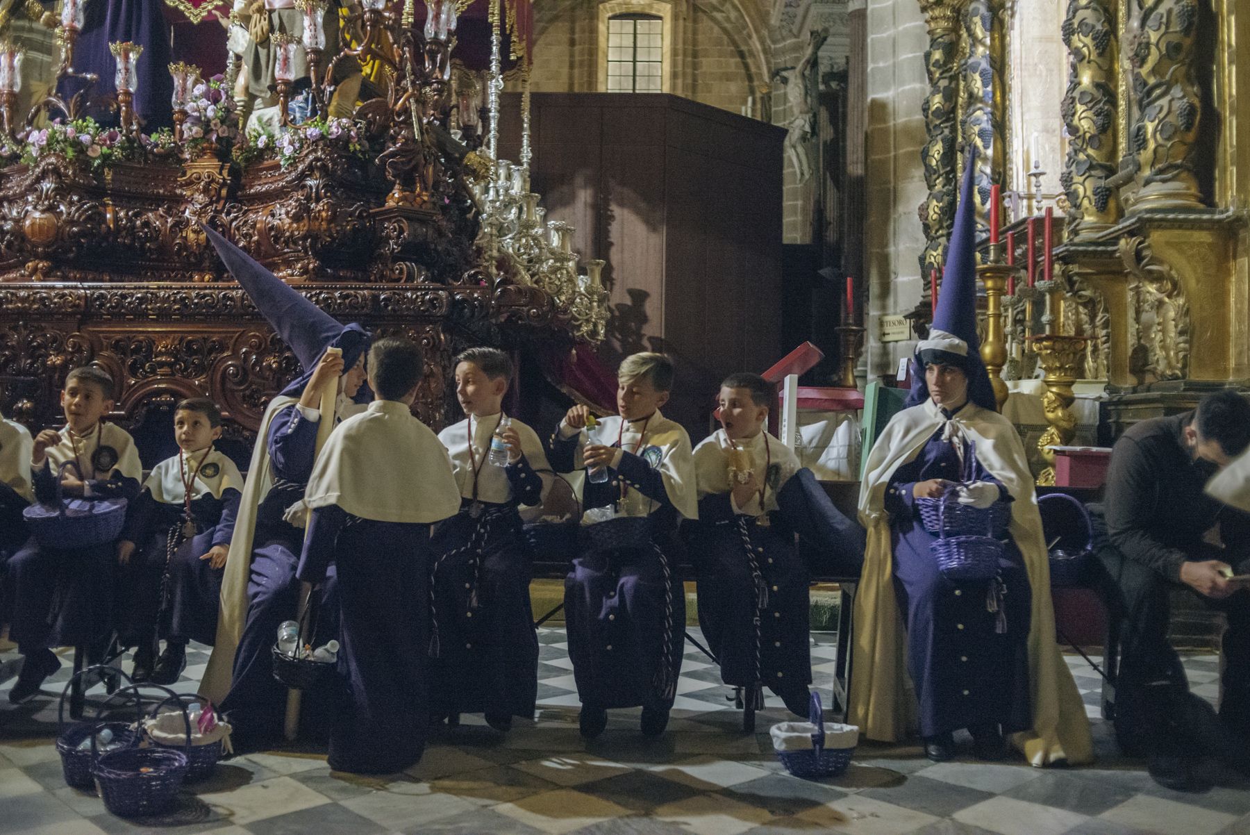 Hermanos de diferentes hermandades refugiados en la Catedral durante la lluvia