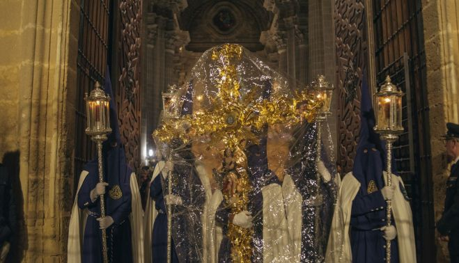 Cruz de guía de La Salud ya en la Catedral esperando volver a casa.   CANDELA NUÑEZ