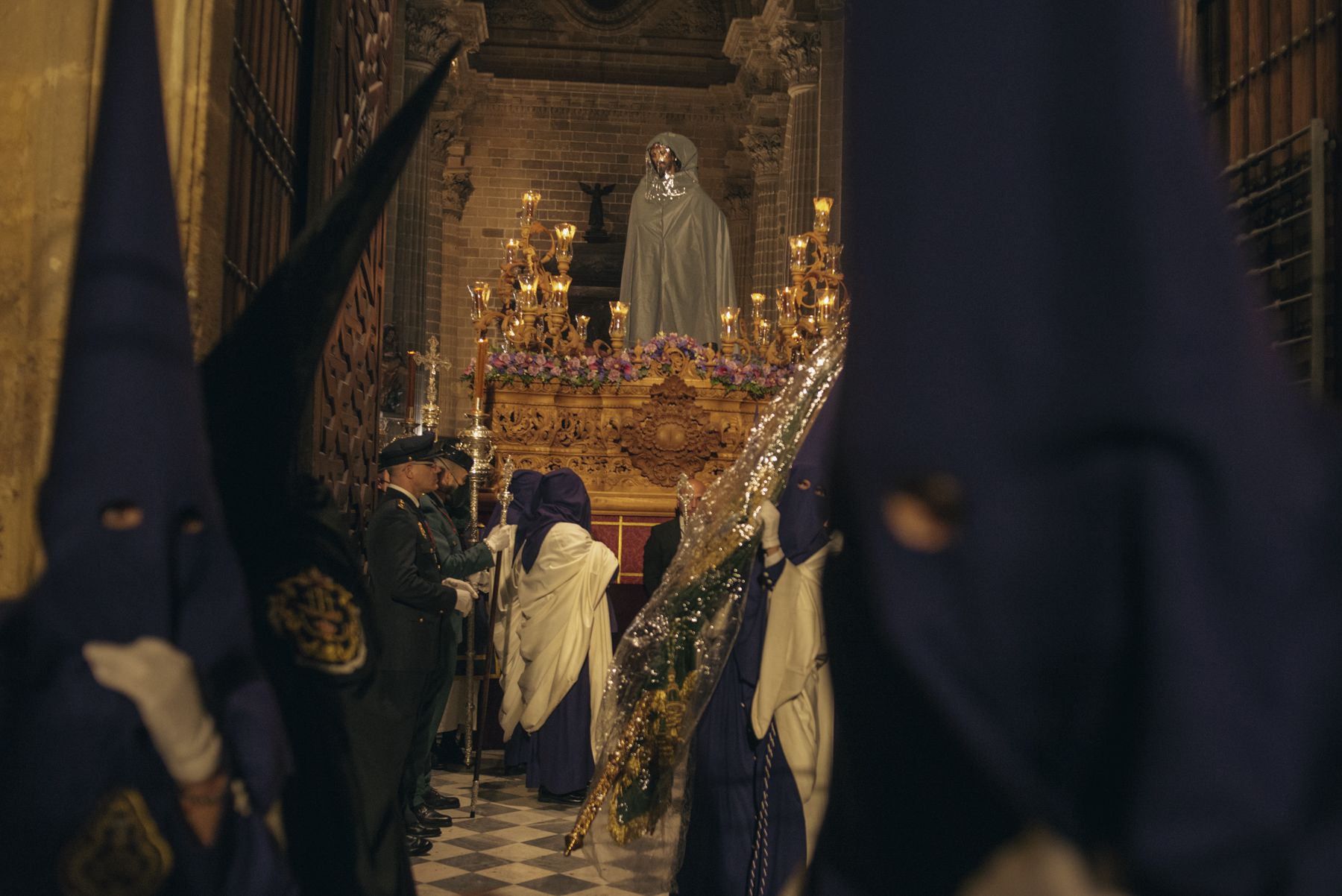Hermanos de diferentes hermandades refugiados en la Catedral durante la lluvia