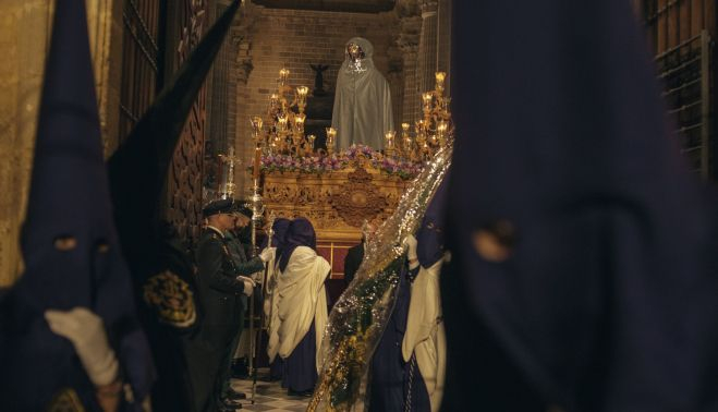 El Señor con un capote puesto para protegerlo de la lluvia. CANDELA NUÑEZ