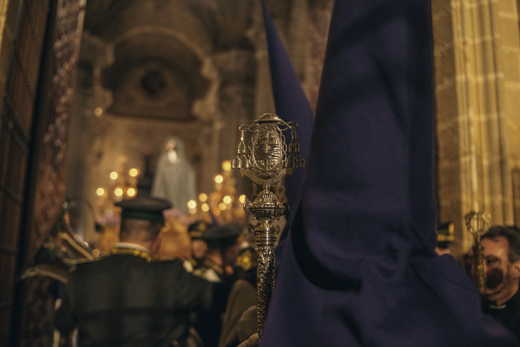 Hermanos de diferentes hermandades refugiados en la Catedral durante la lluvia