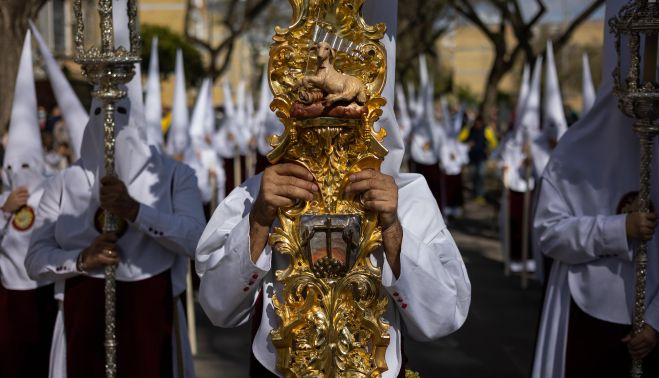Nueva cruz de guía de La Clemencia y cortejo de hermanos con las nuevas túnicas.    MANU GARCÍA