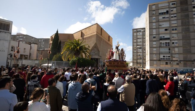 Ambiente en Las Torres con el. misterio saliendo del Perpetuo Socorro.  MANU GARCÍA