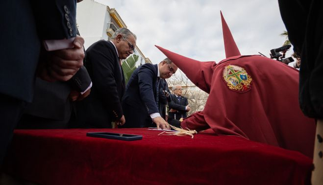 Primera firma en palquillo de Salvación.   MANU GARCÍA