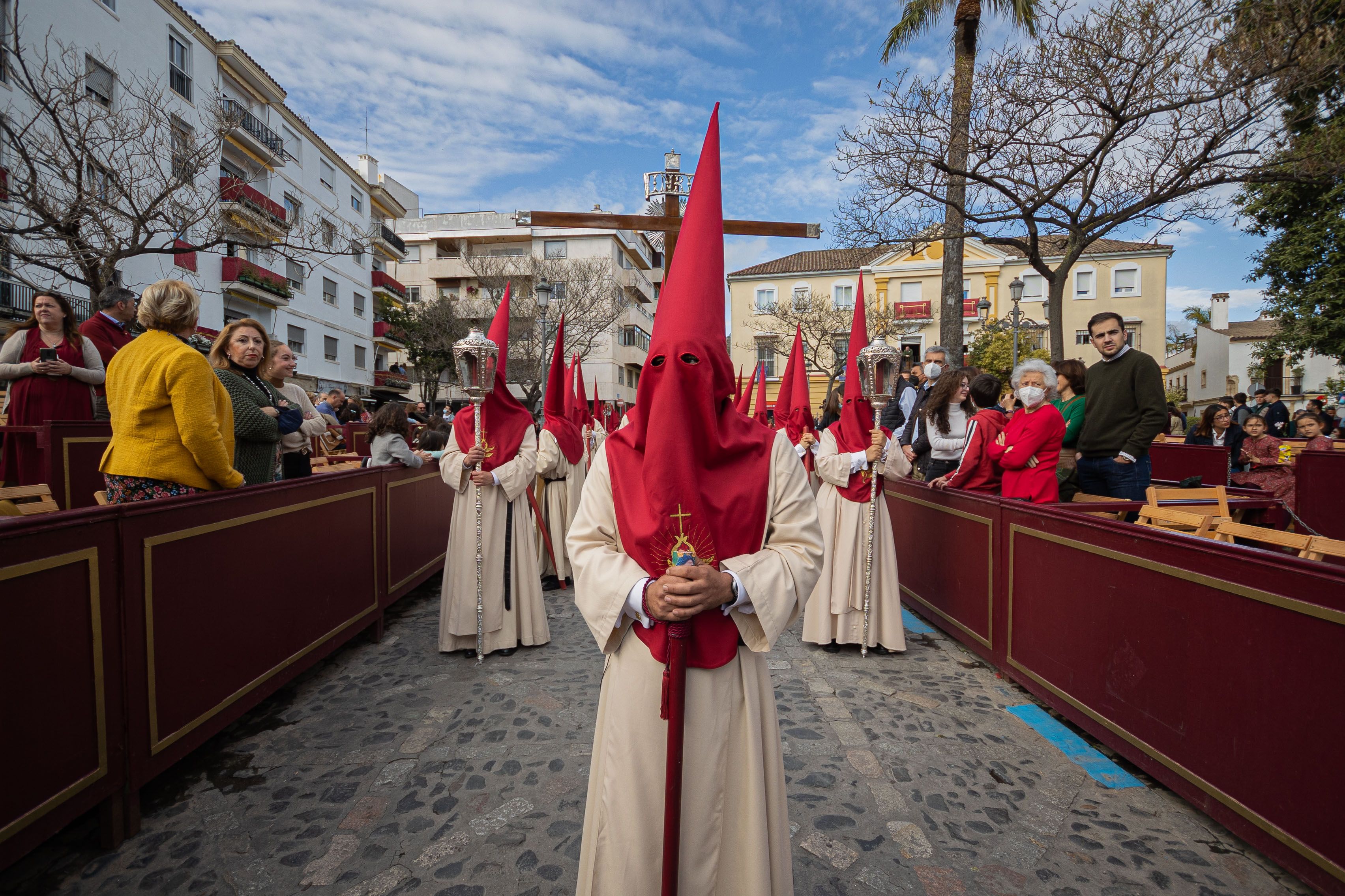 Tramo de nazarenos de Bondad y Misericordia entrando en la Carrera Oficial.    MANU GARCÍA