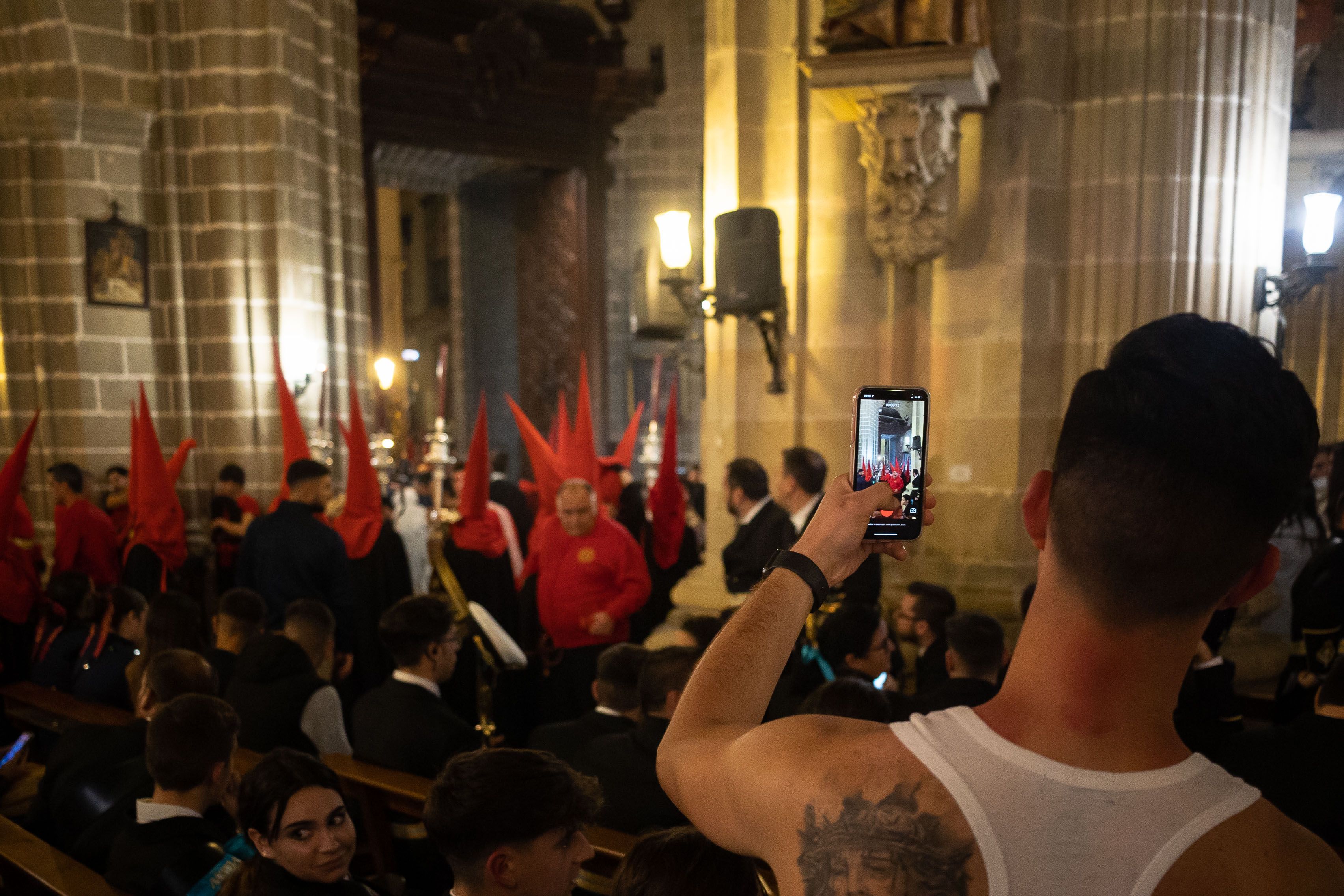 Hermanos de diferentes hermandades refugiados en la Catedral durante la lluvia