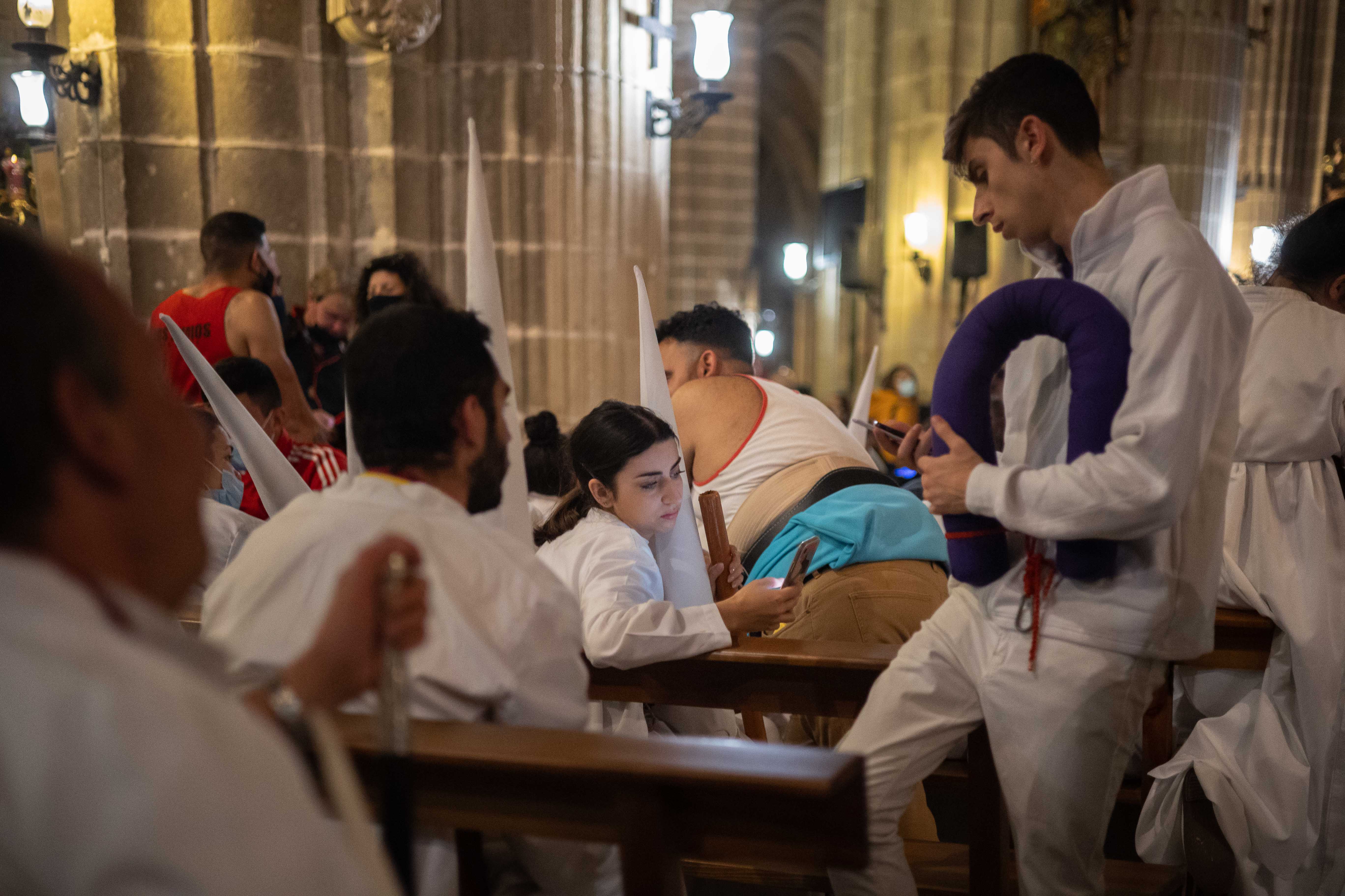 Hermanos de diferentes hermandades refugiados en la Catedral durante la lluvia