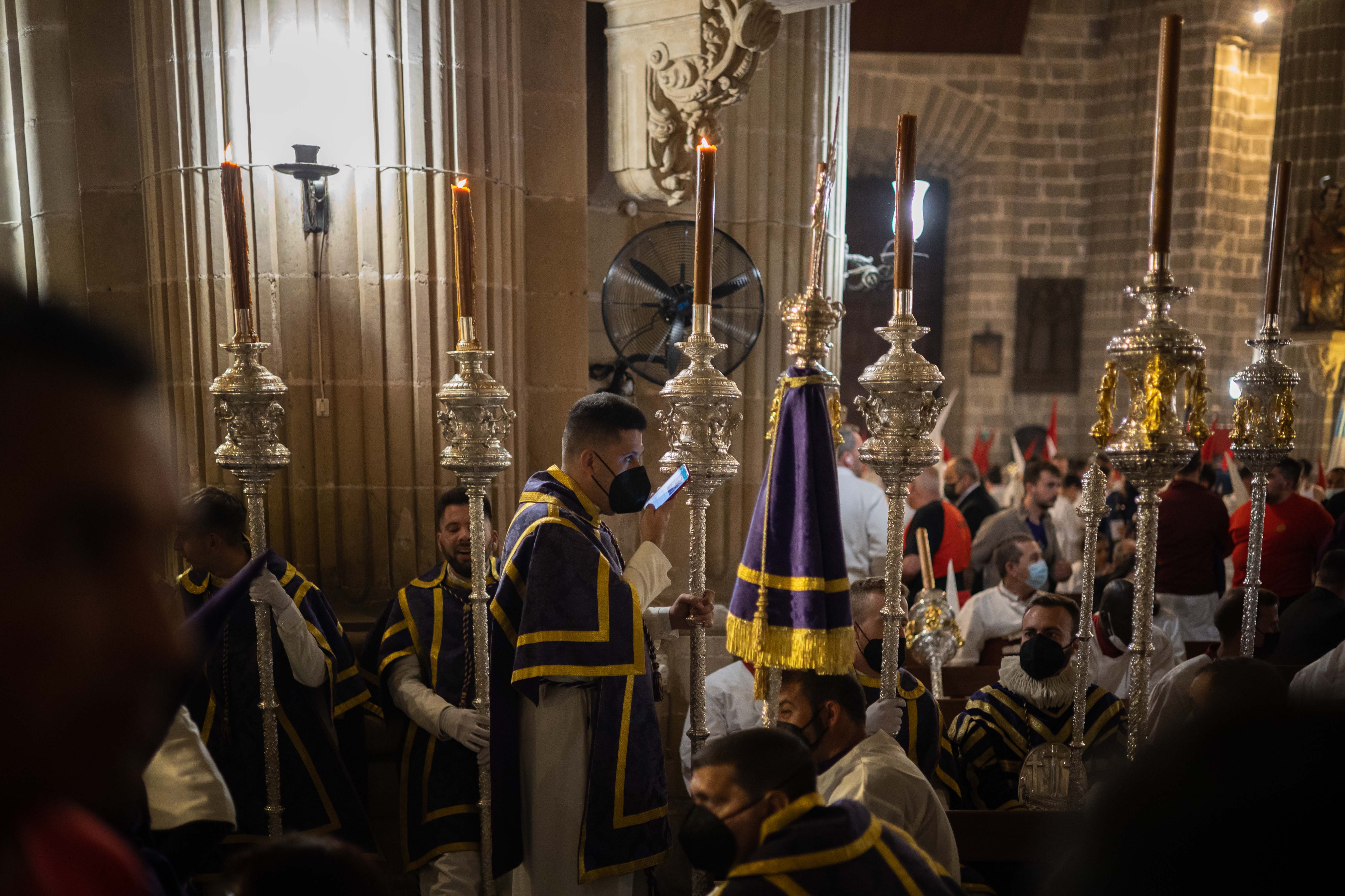 Hermanos de diferentes hermandades refugiados en la Catedral durante la lluvia