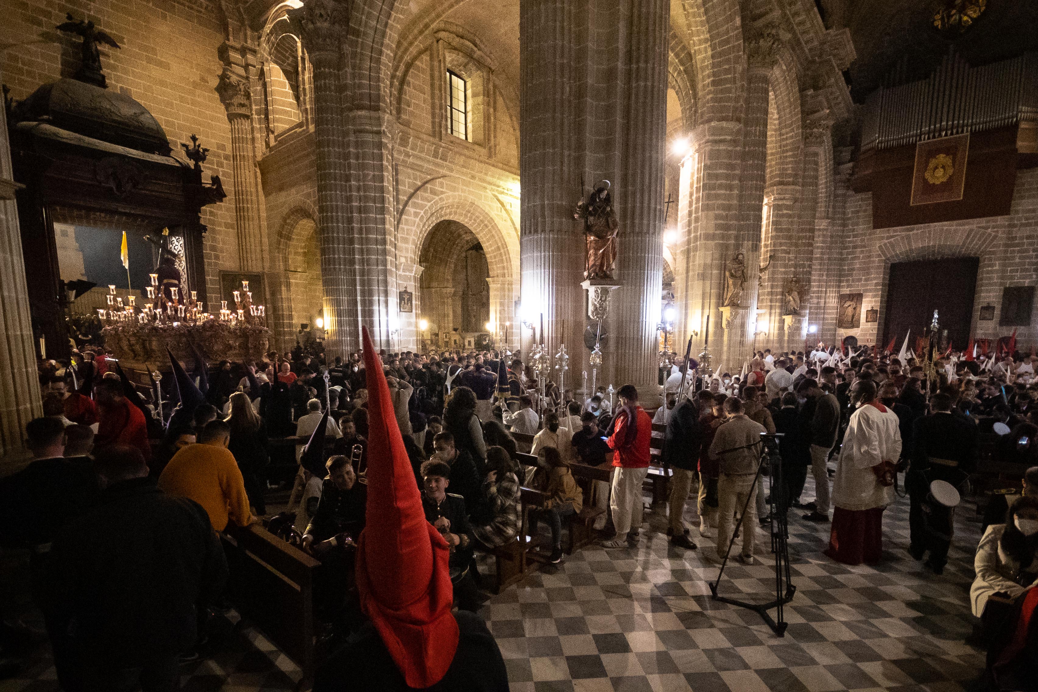 Hermanos de diferentes hermandades refugiados en la Catedral durante la lluvia