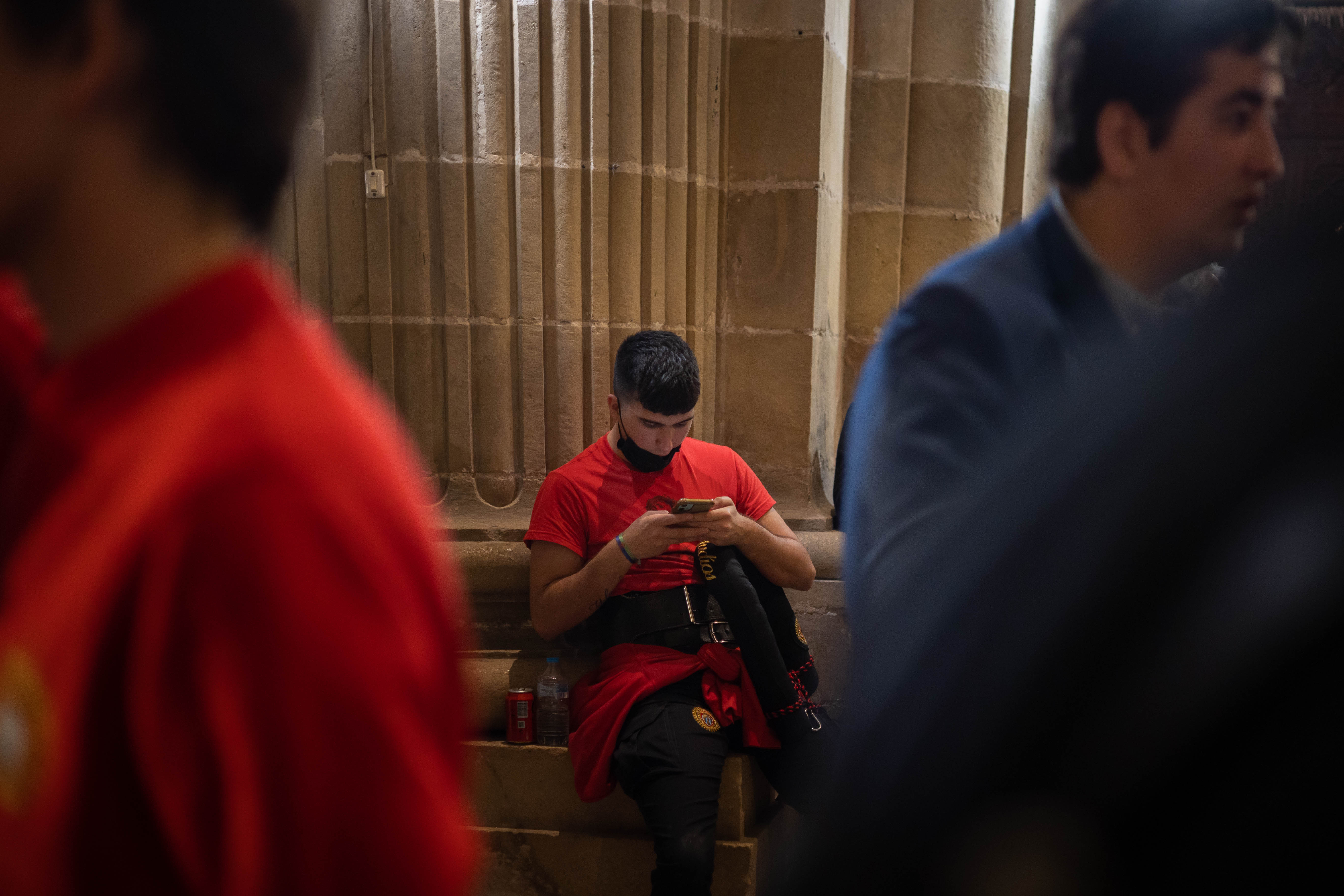 Hermanos de diferentes hermandades refugiados en la Catedral durante la lluvia