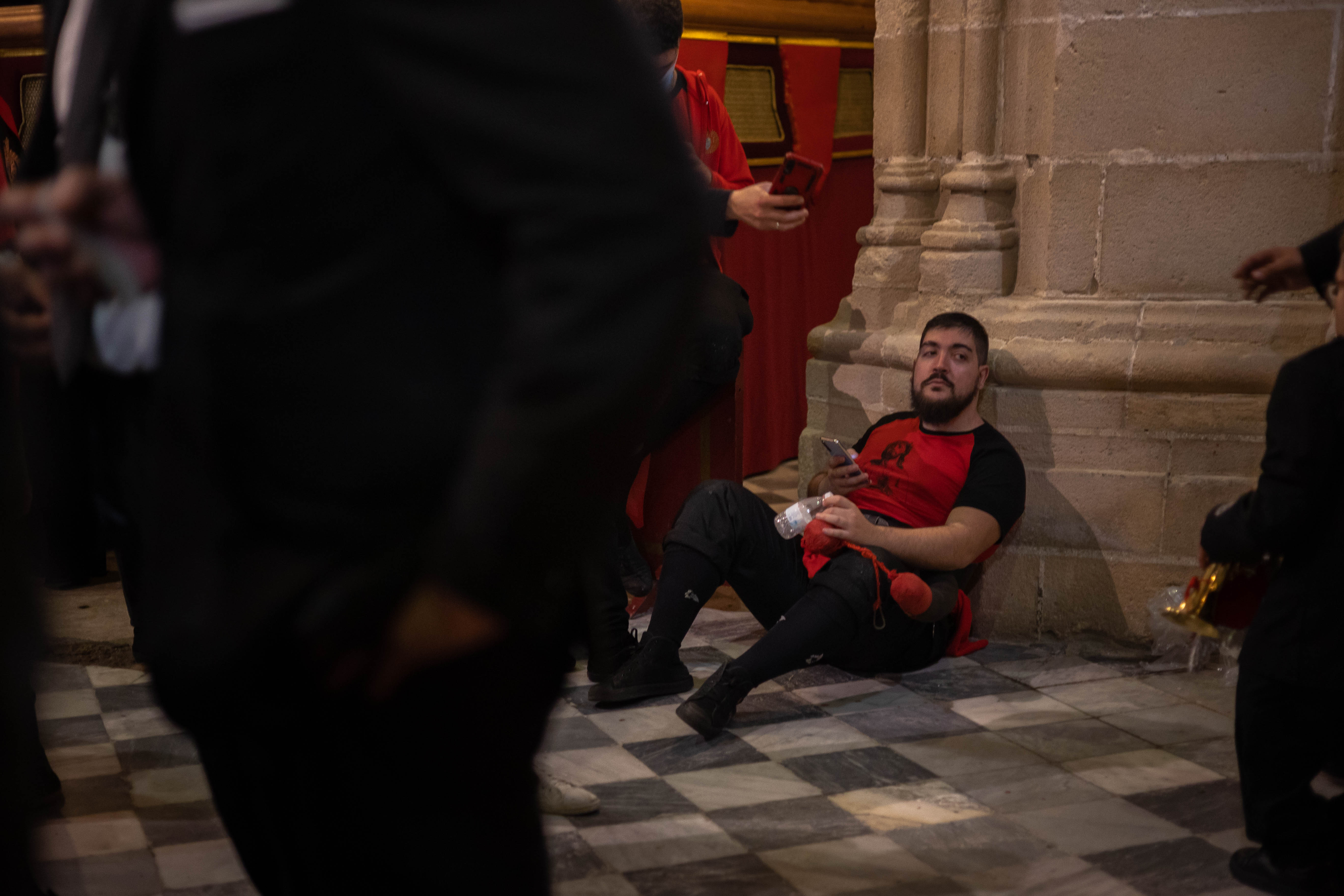 Hermanos de diferentes hermandades refugiados en la Catedral durante la lluvia