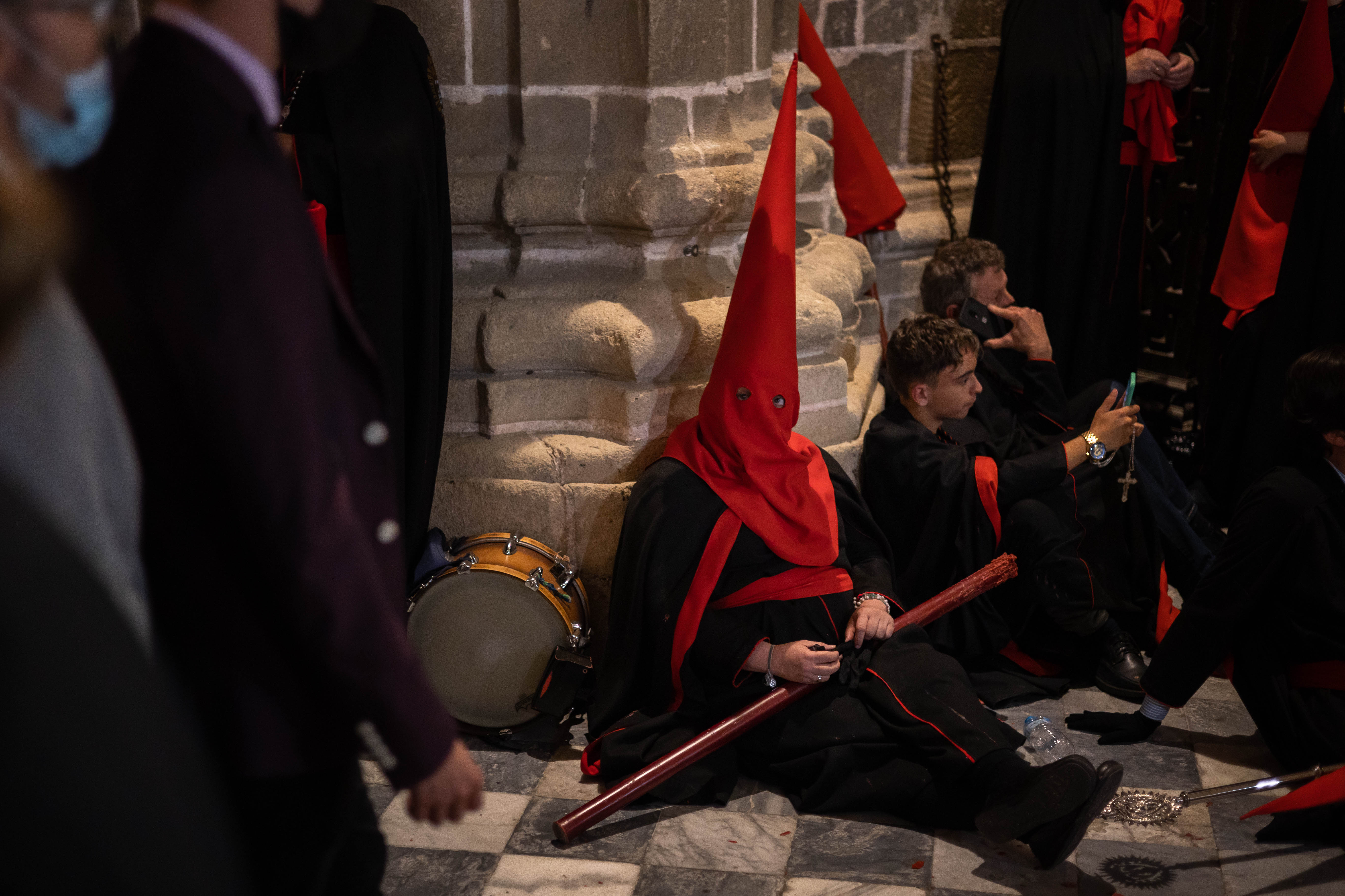 Hermanos de diferentes hermandades refugiados en la Catedral durante la lluvia