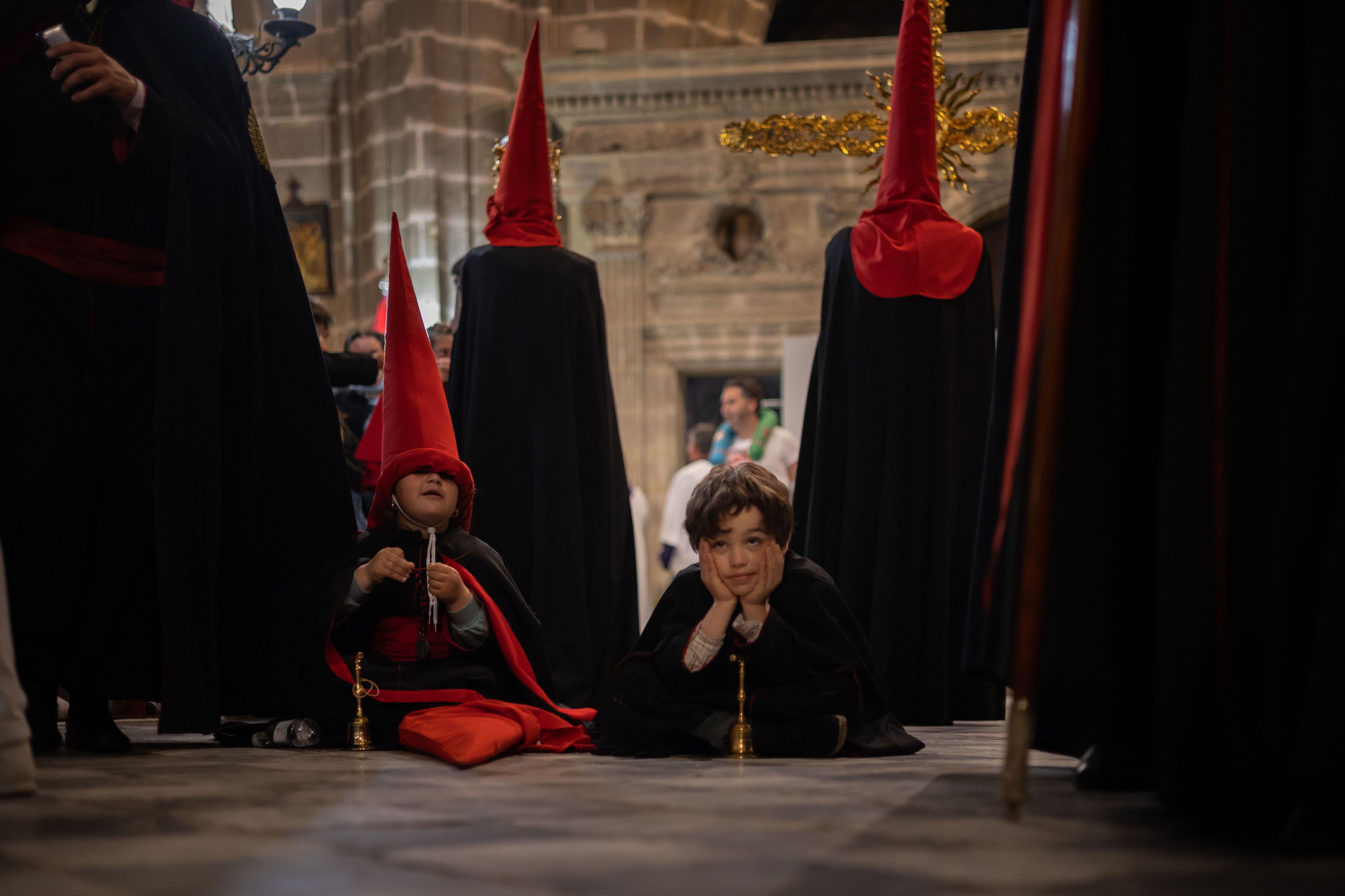 Hermanos de diferentes hermandades refugiados en la Catedral durante la lluvia