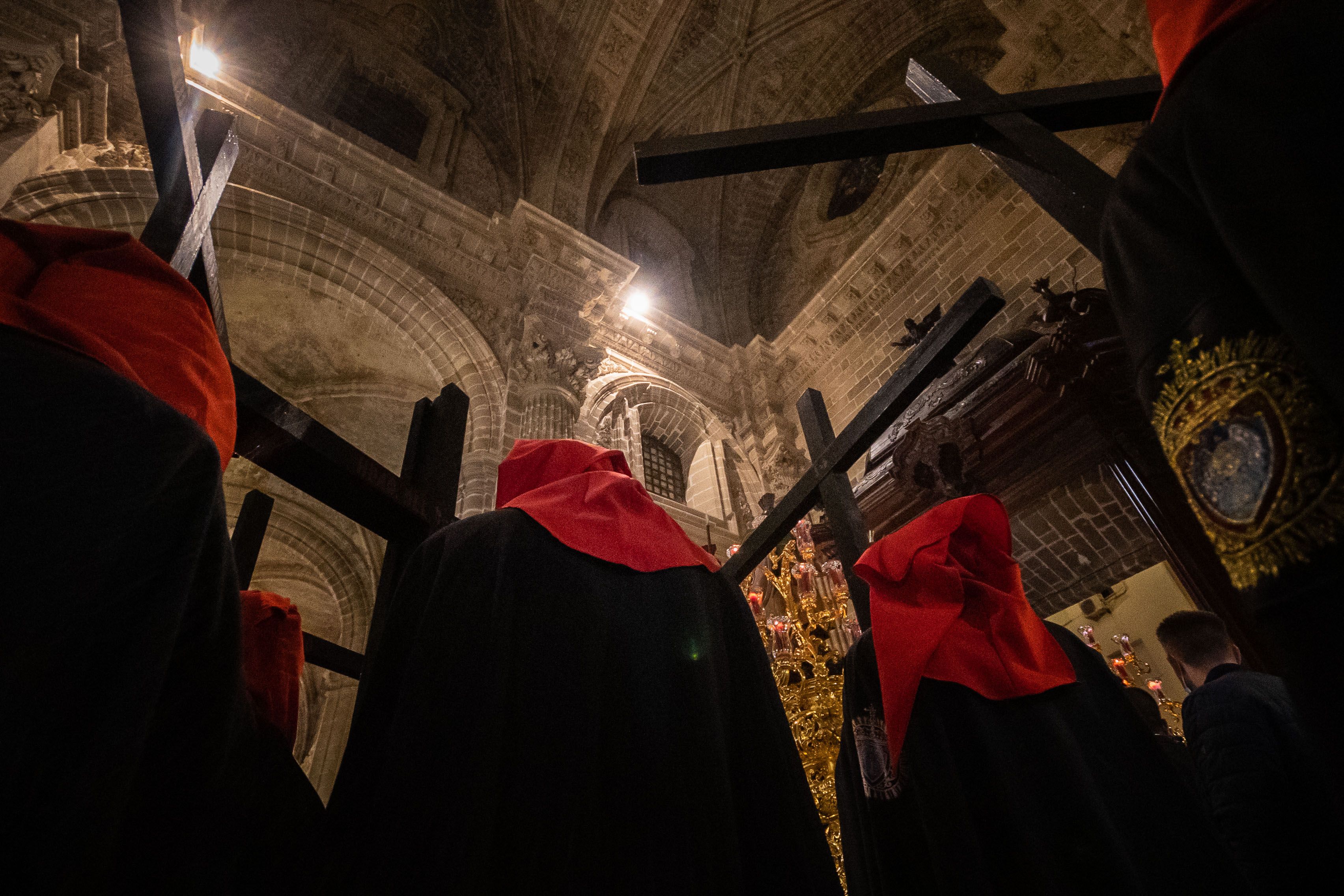 Hermanos de diferentes hermandades refugiados en la Catedral durante la lluvia