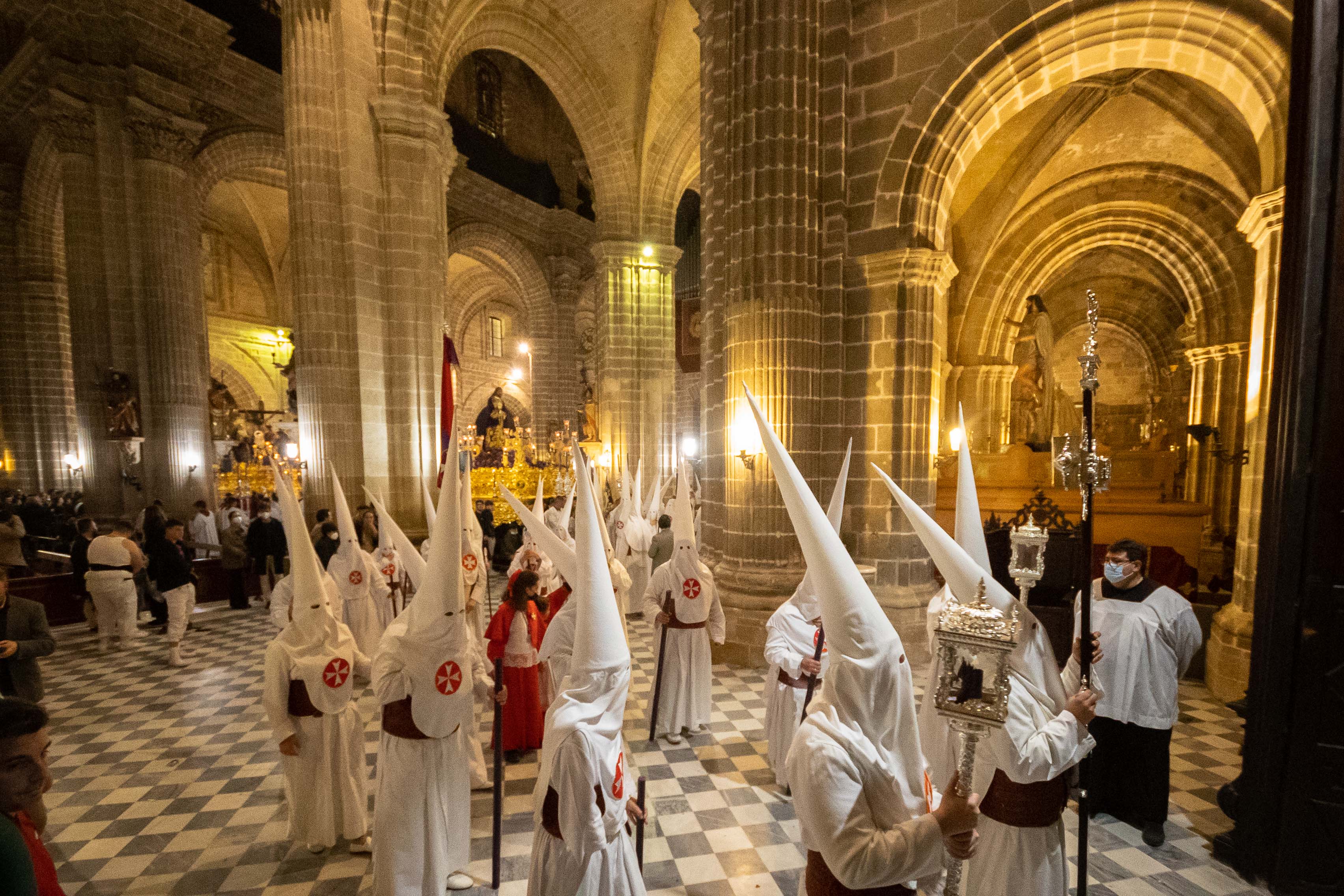 Hermanos de diferentes hermandades refugiados en la Catedral durante la lluvia