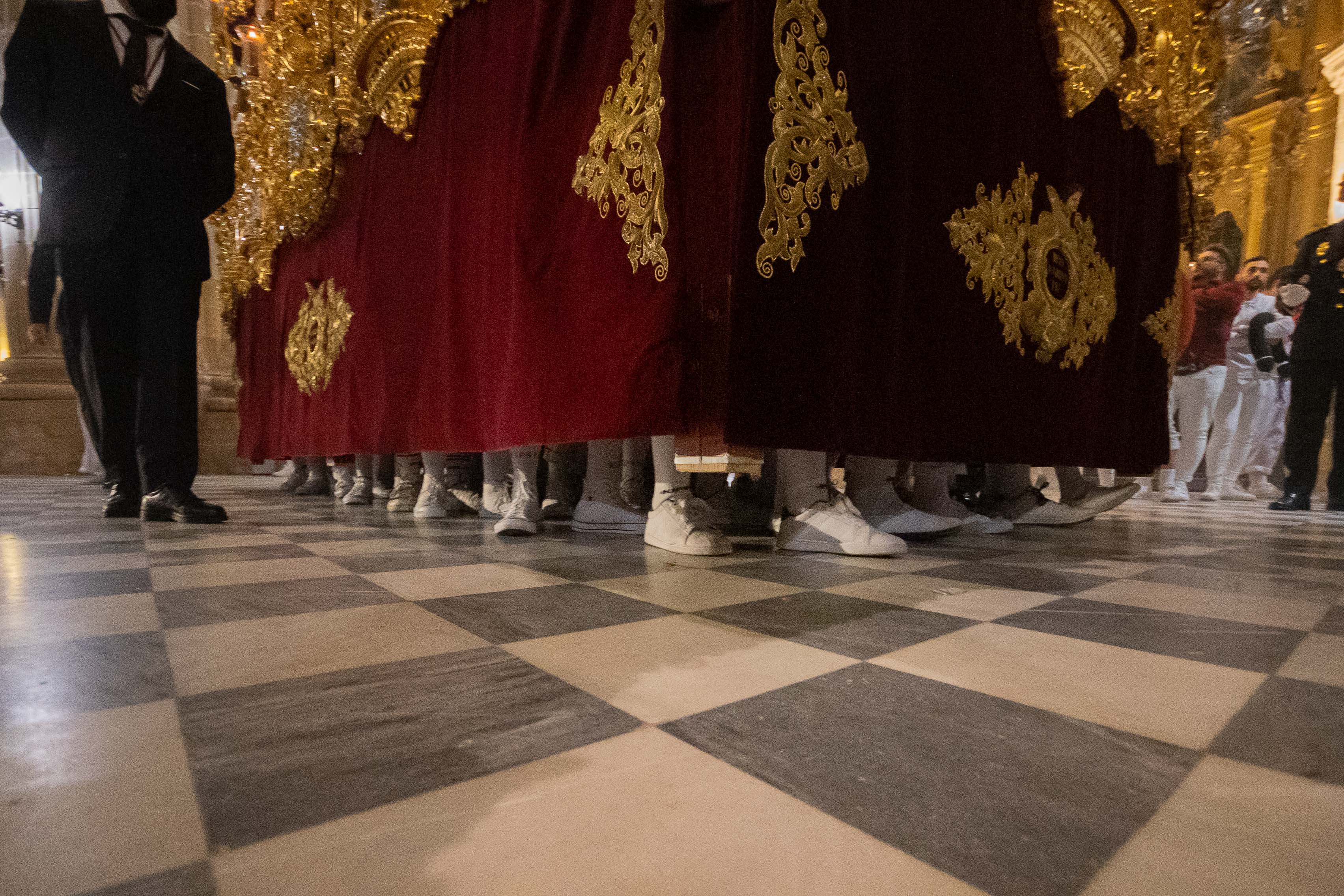 Hermanos de diferentes hermandades refugiados en la Catedral durante la lluvia